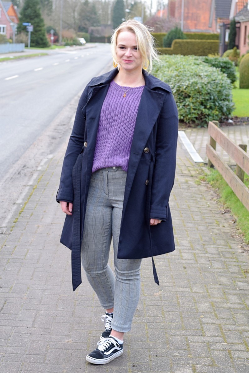 Swanted-Ultra Violet-Pantone-Blog-Outfit-Fashion-Style-Lila-Trenchcoat-karohose-vans
