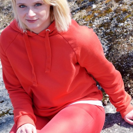 Outfit-Rot in Rot-Natur-Fashion-Superga-Hoodie-Gina Tricot-Stradiarius-Ootd-Spring-Frühling